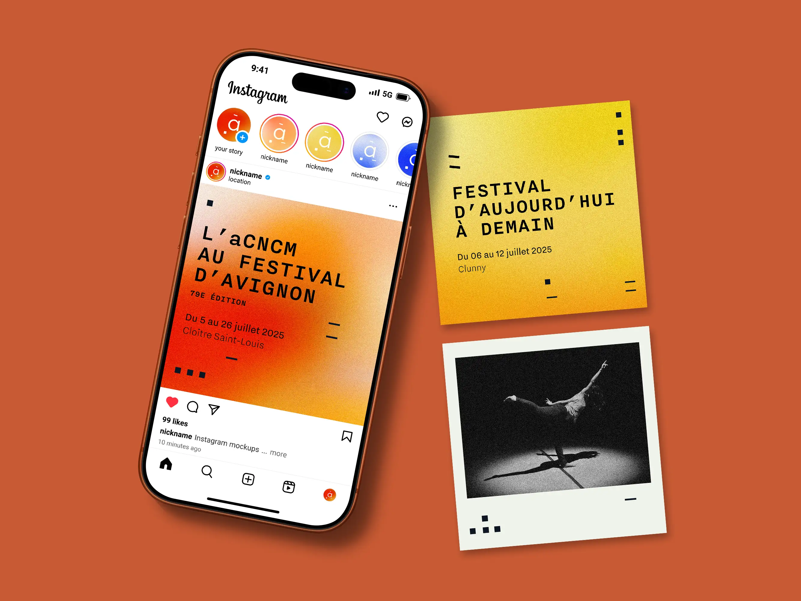 Gros plan d'un piano en noir et blanc, avec le logo ACNCM apposé en blanc, accompagné de motifs géométriques issus du logo.