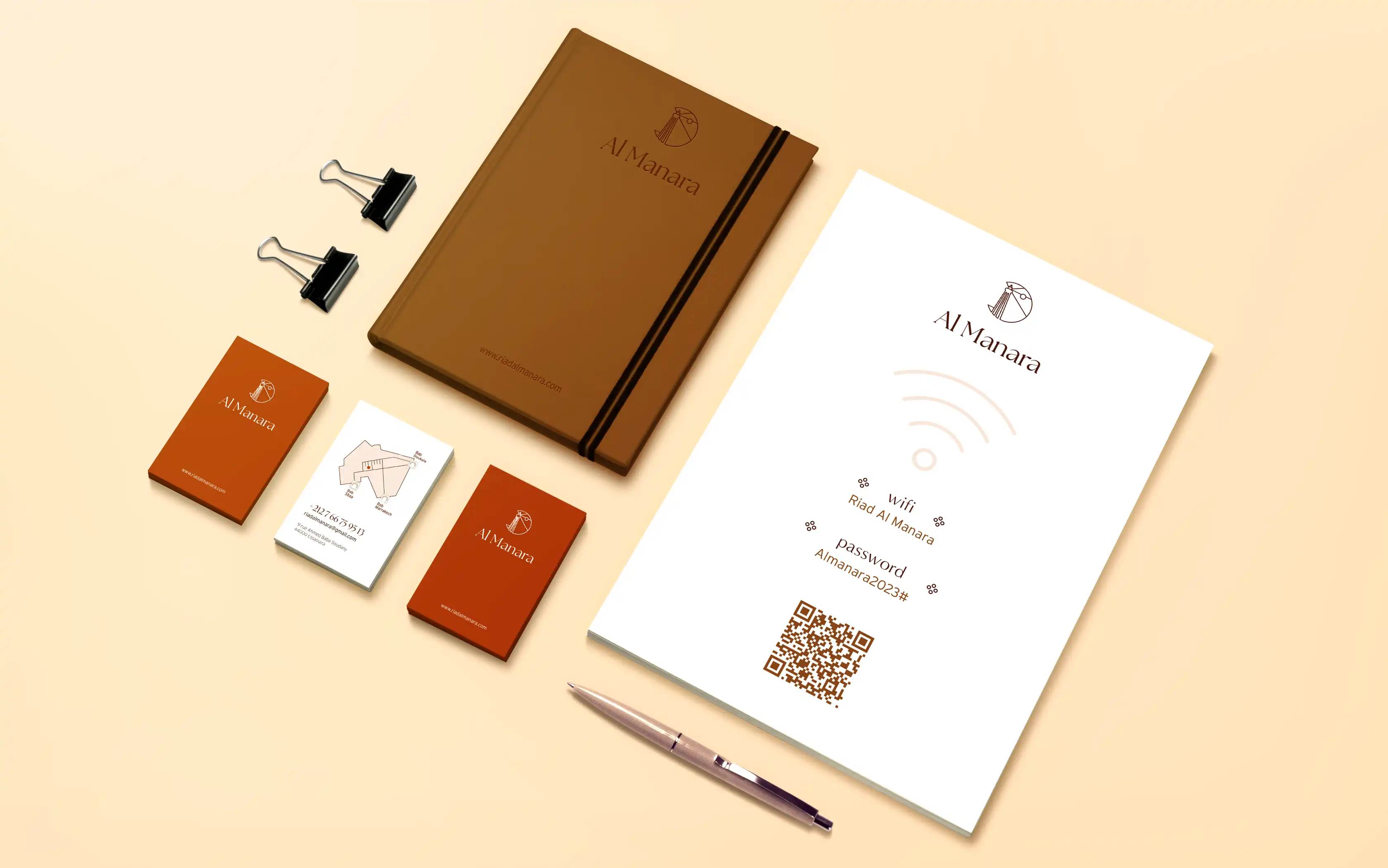 Une série de documents imprimés reprenant l'identité visuelle de la marque.