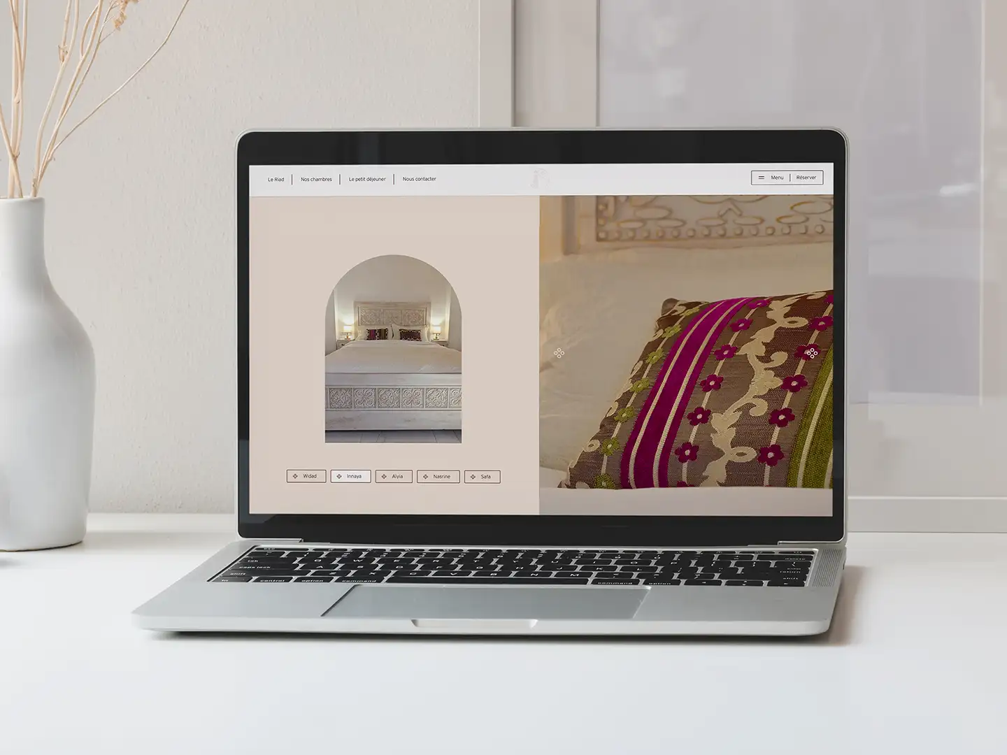 Un ordinateur posé sur un bureau affiche la page d’une chambre du site Al Manara.