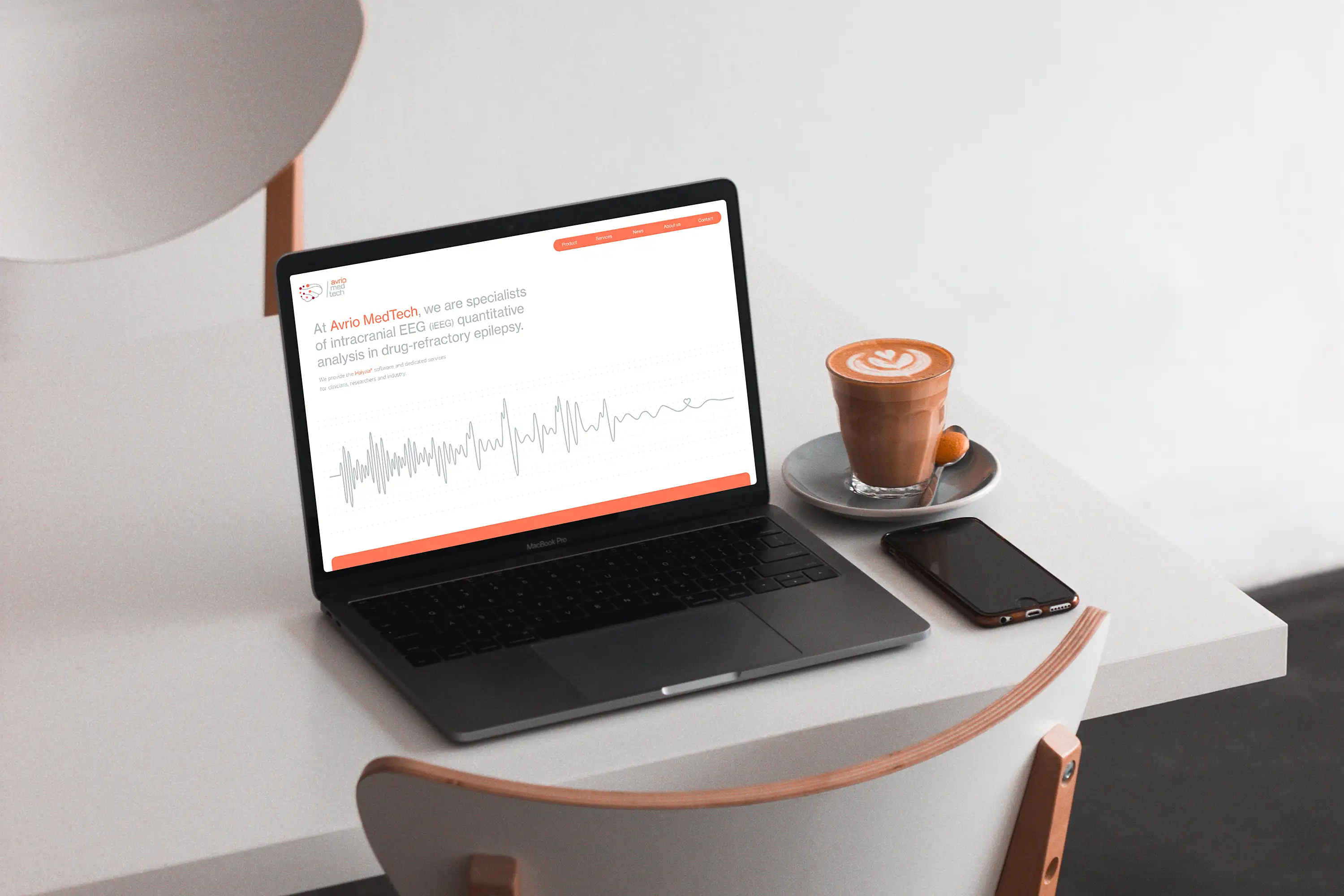 Un ordinateur posé sur un bureau montre la page d'accueil du site d'Avrio MedTech.