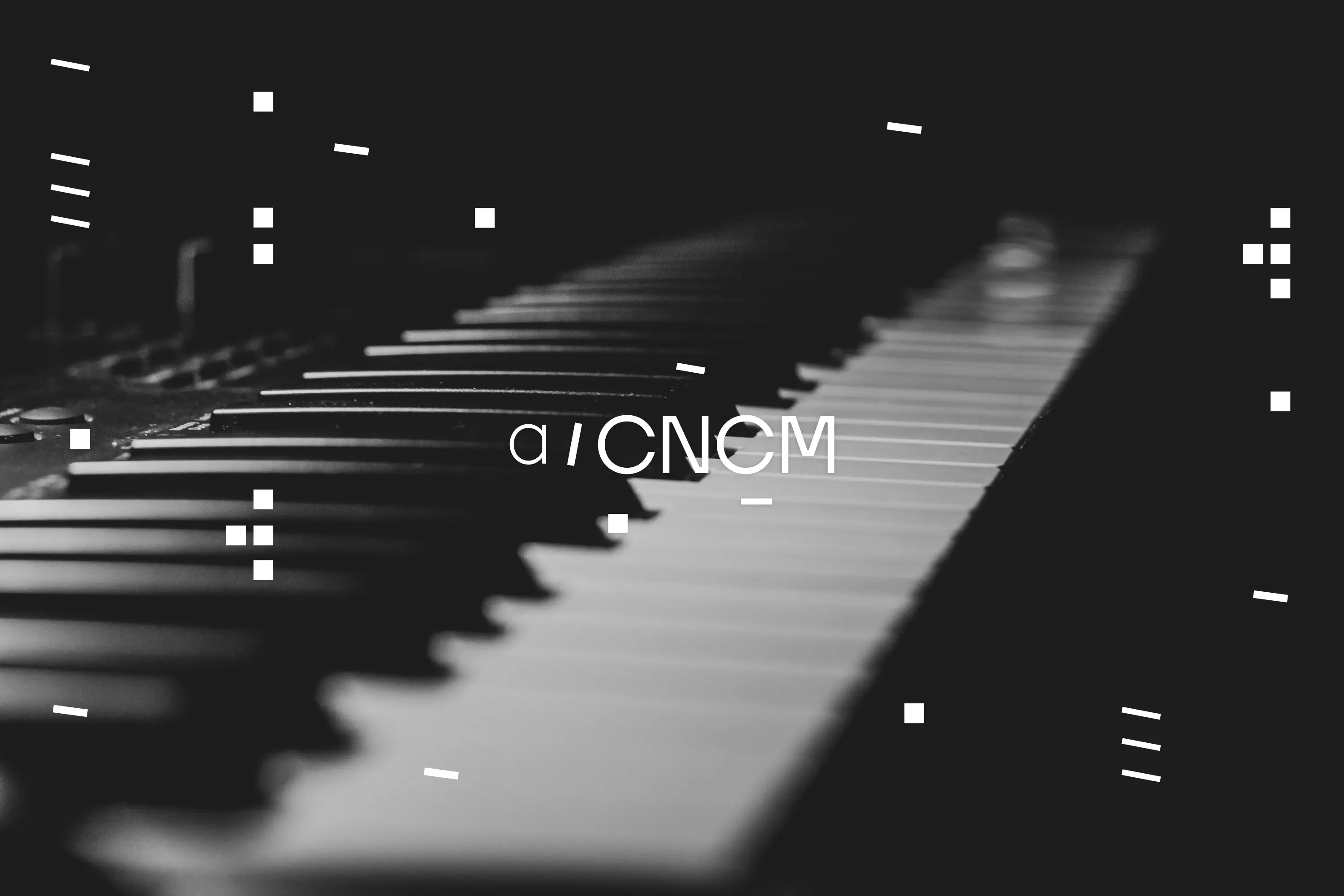 Gros plan d'un piano en noir et blanc, avec le logo ACNCM apposé en blanc, accompagné de motifs géométriques issus du logo.