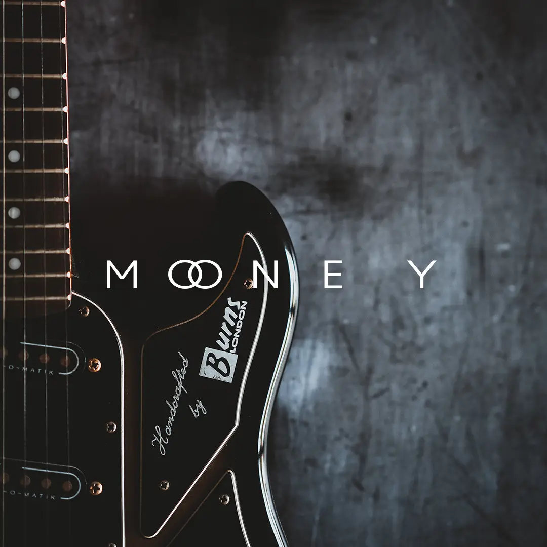 Logo typographique de l'artiste Mooney apposé sur la photo d'une guitare électrique.